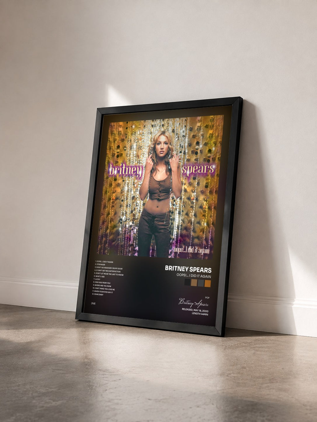 #noir Oops!... I Did It Again von Britney Spears als gerahmter Kunstdruck von schräg gesehen, schwarzer Rahmen