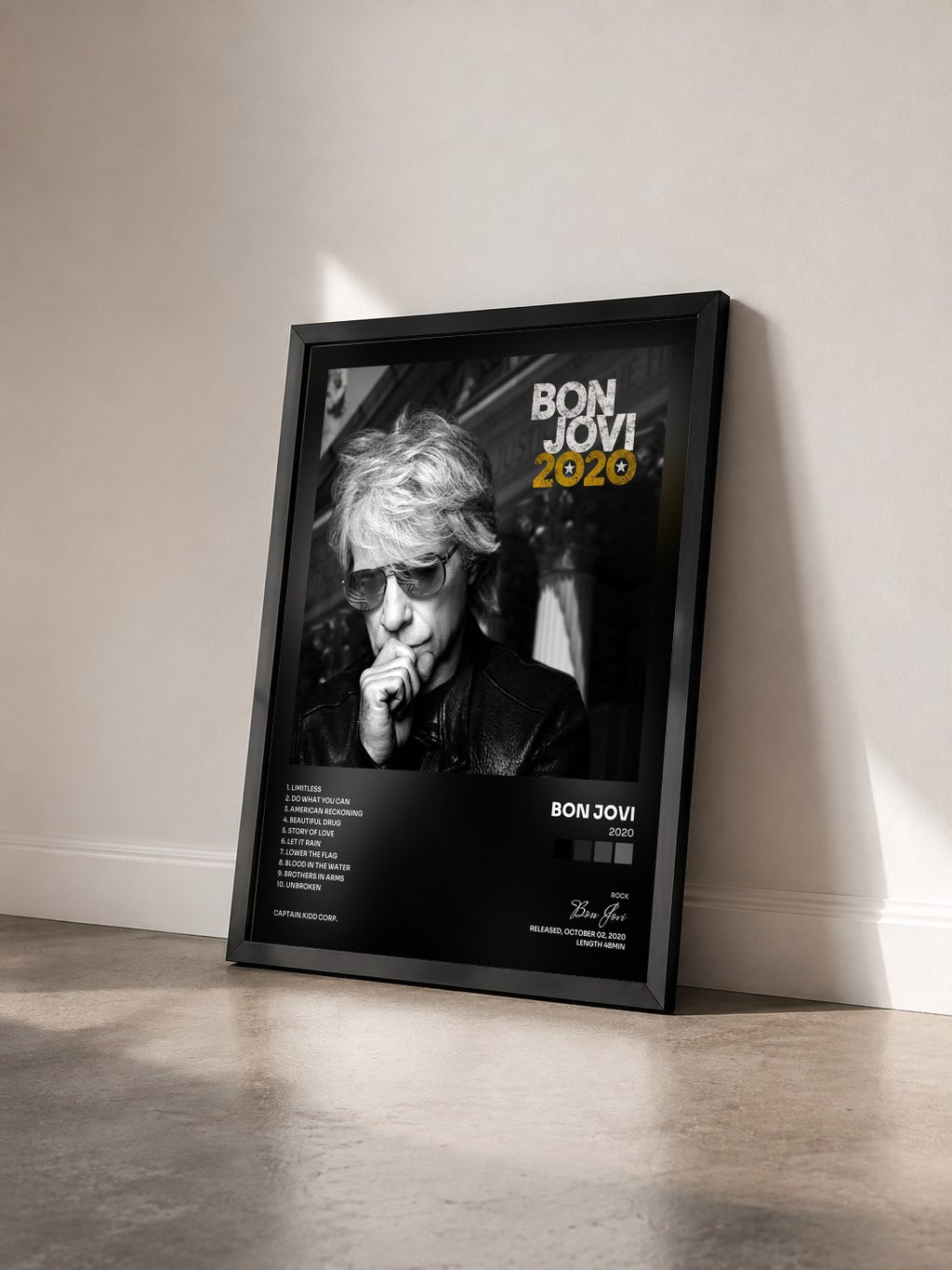 #noir 2020 von Bon Jovi als gerahmter Kunstdruck von schräg gesehen, schwarzer Rahmen