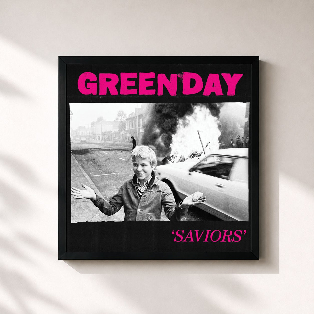 #noir Saviors de Green Day en lámina cuadrada enmarcada, marco negro de 32x32 cm