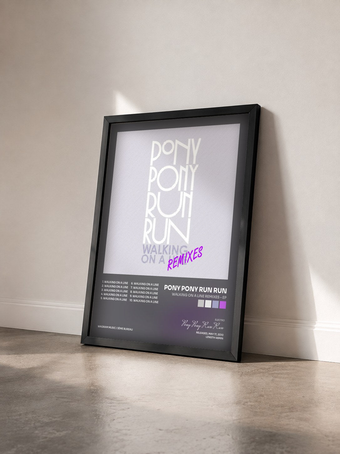 #noir Tableau de l'album Walking On A Line Remixes - EP de Pony Pony Run Run vu de trois quarts, cadre noir
