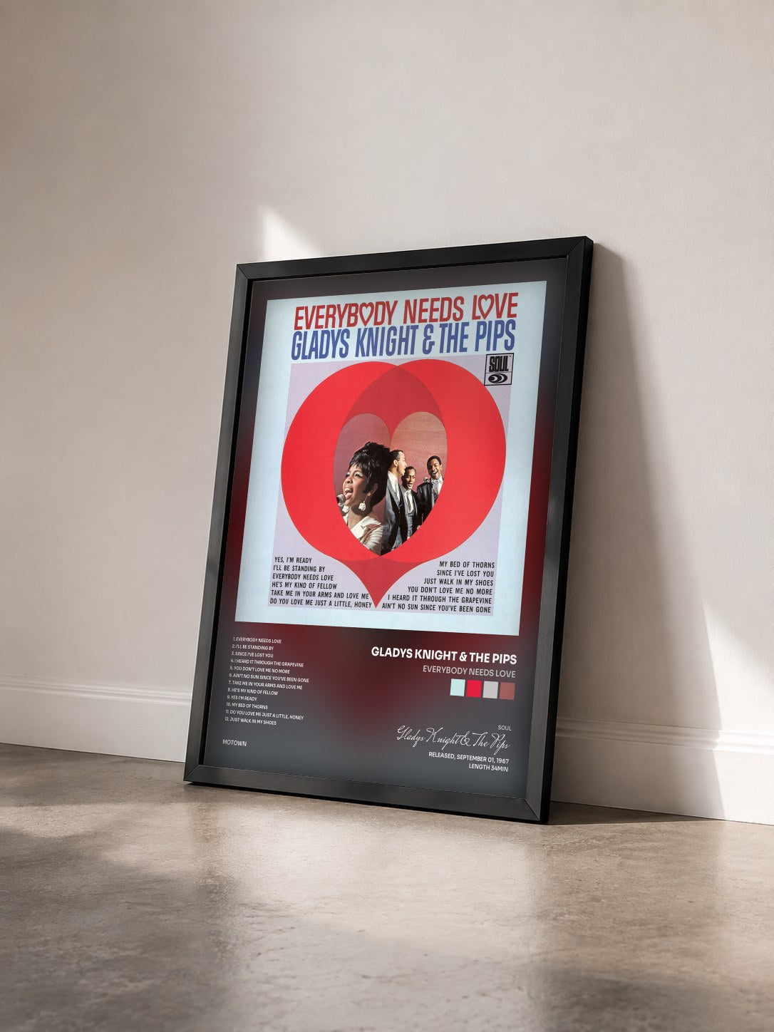 #noir Tableau de l'album Everybody Needs Love de Gladys Knight & The Pips vu de trois quarts, cadre noir