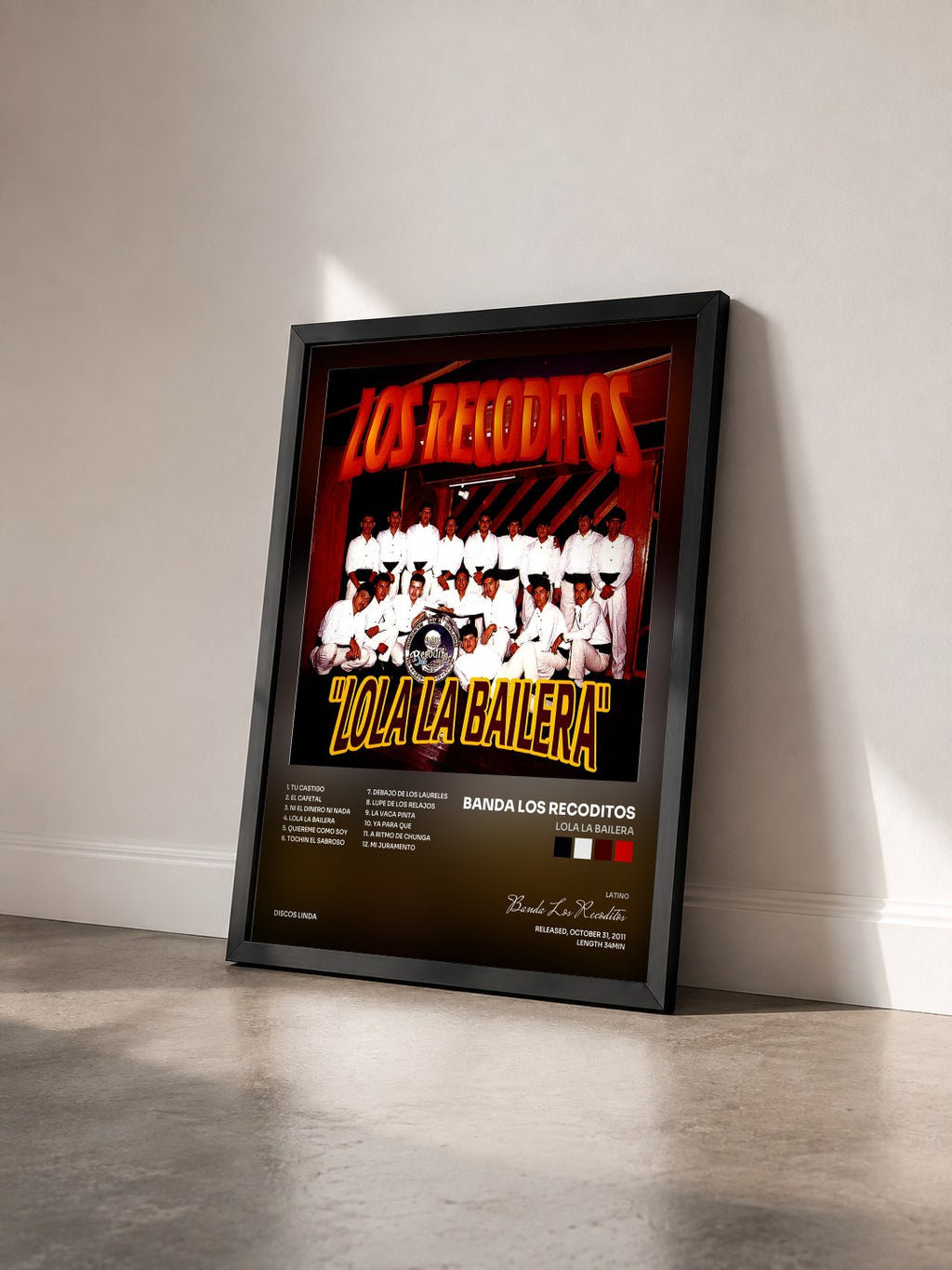 #noir Tableau de l'album Lola La Bailera de Banda Los Recoditos vu de trois quarts, cadre noir
