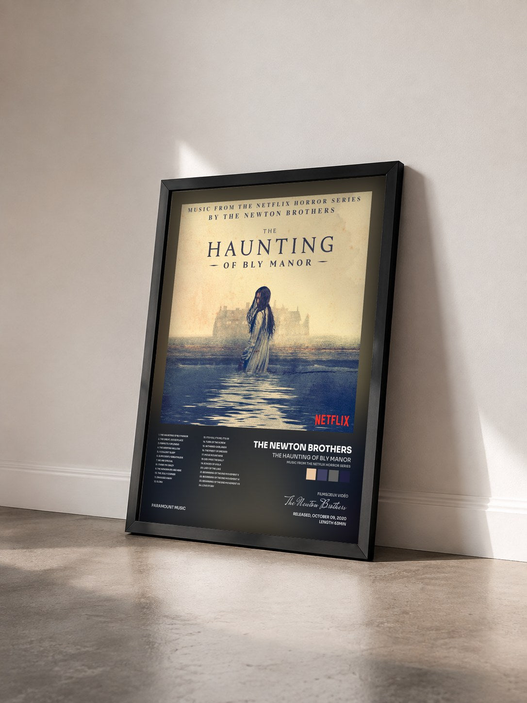 #noir Tableau de l'album The Haunting of Bly Manor (Music from the Netflix Horror Series) de The Newton Brothers vu de trois quarts, cadre noir