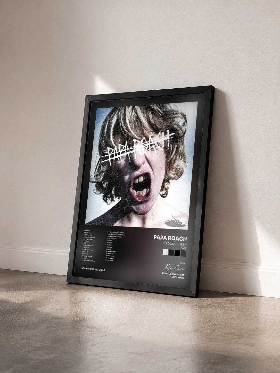 #noir Tableau de l'album Crooked Teeth (Deluxe) de Papa Roach vu de trois quarts, cadre noir
