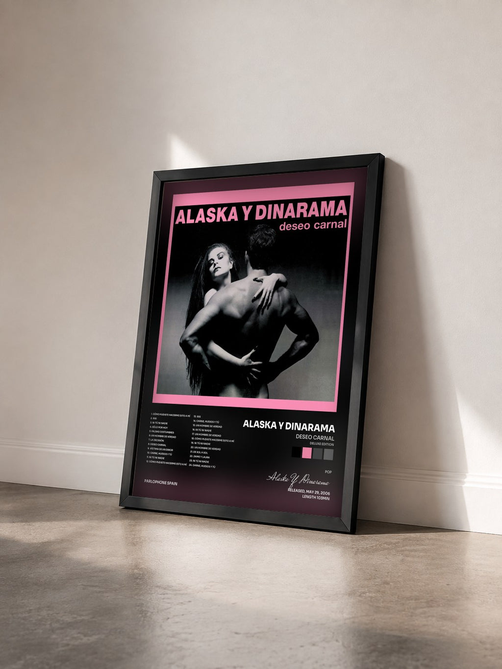 #noir Tableau de l'album Deseo Carnal (Deluxe Edition) de Alaska Y Dinarama vu de trois quarts, cadre noir