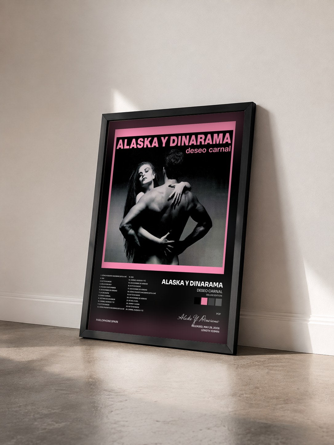 #noir Tableau de l'album Deseo Carnal (Deluxe Edition) de Alaska Y Dinarama vu de trois quarts, cadre noir