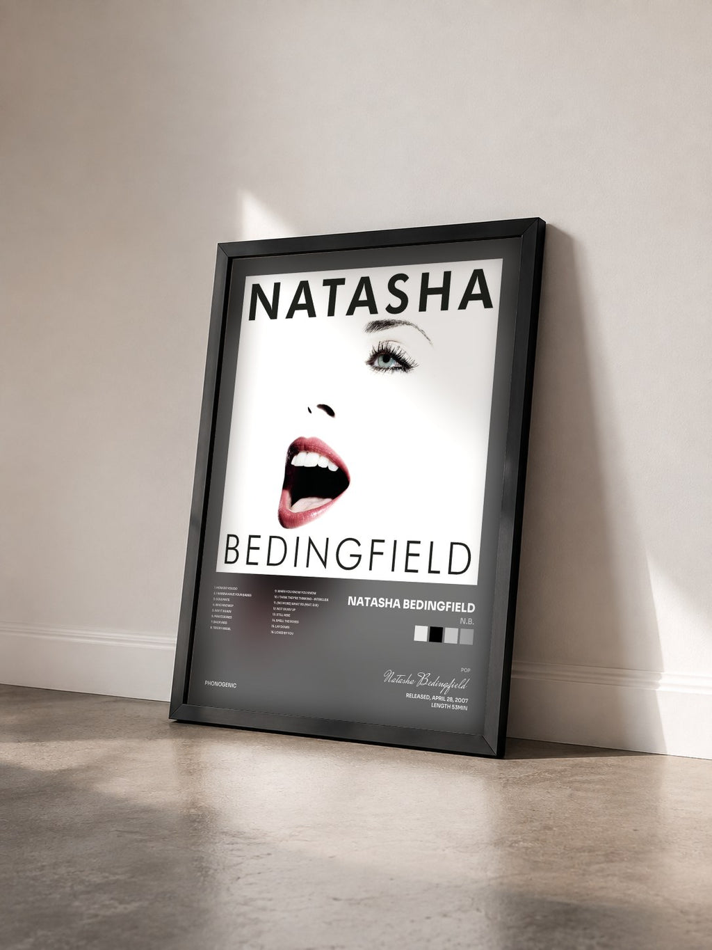 #noir Tableau de l'album N.B. de Natasha Bedingfield vu de trois quarts, cadre noir