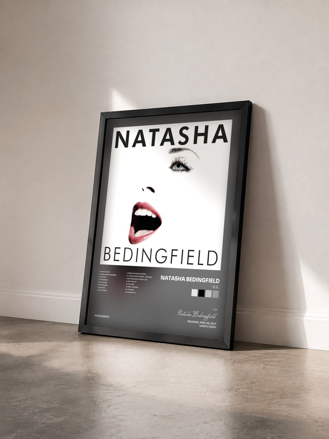 #noir Tableau de l'album N.B. de Natasha Bedingfield vu de trois quarts, cadre noir