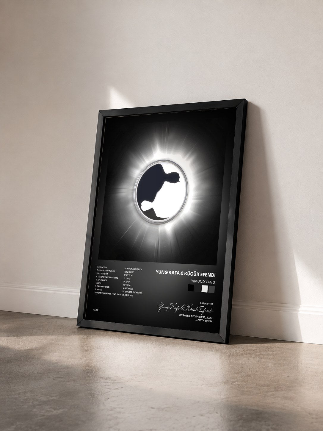 #noir Tableau de l'album Yin und Yang de Yung Kafa & Kücük Efendi vu de trois quarts, cadre noir