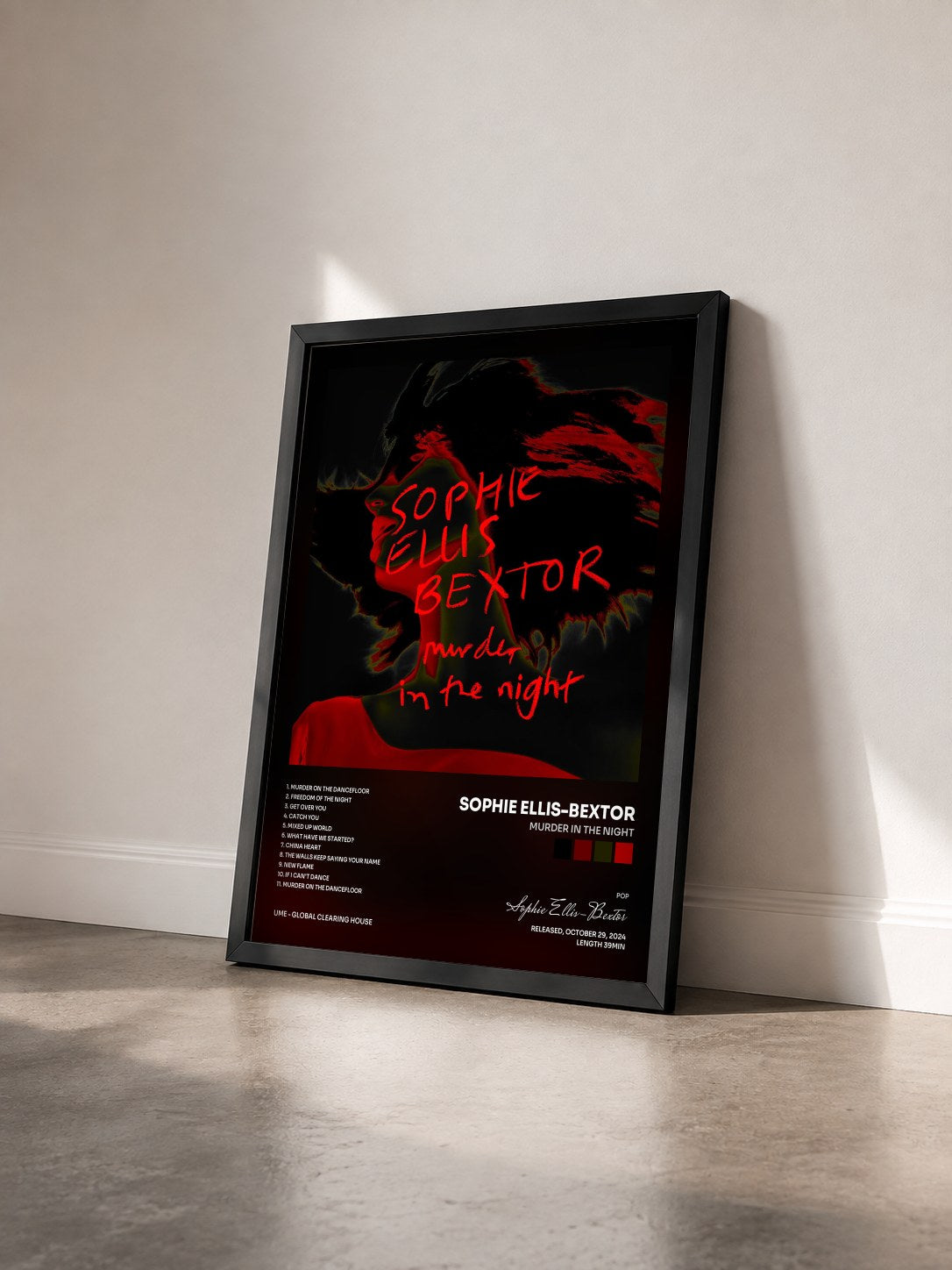#noir Tableau de l'album Murder In The Night de Sophie Ellis-Bextor vu de trois quarts, cadre noir