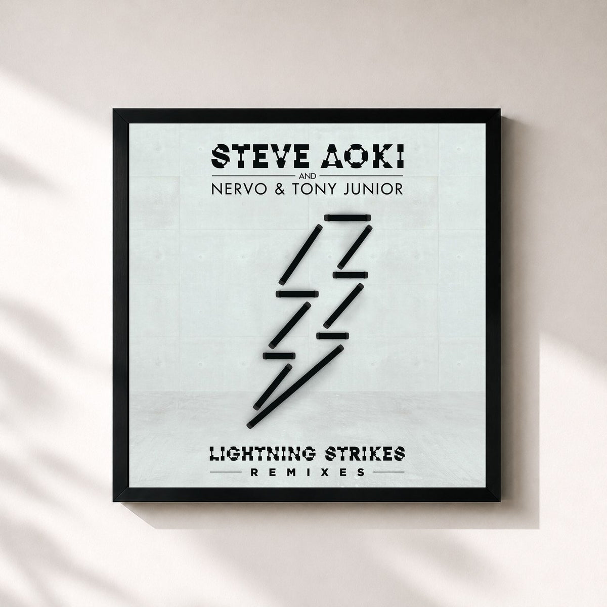 #noir Tableau carré de l'album Lightning Strikes (Remixes) de Steve Aoki, cadre noir 32x32 cm