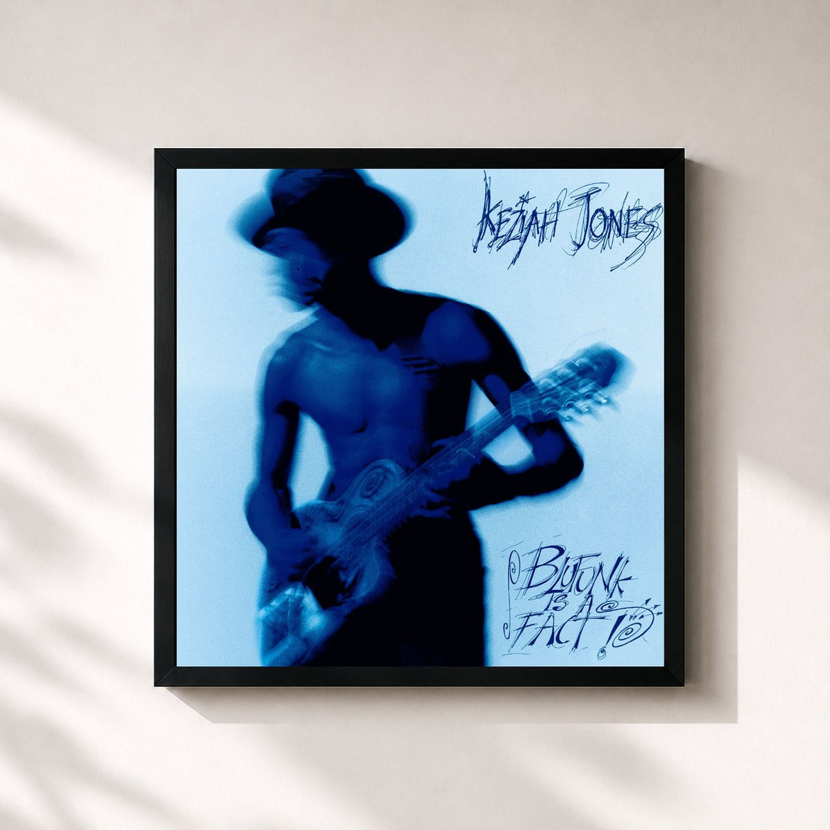 #noir Blufunk is a fact de Keziah Jones en lámina cuadrada enmarcada, marco negro de 32x32 cm