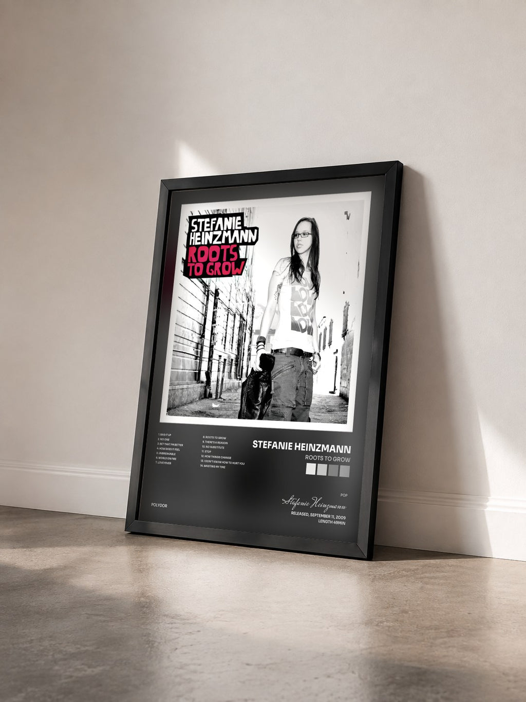 #noir Tableau de l'album Roots To Grow de Stefanie Heinzmann vu de trois quarts, cadre noir