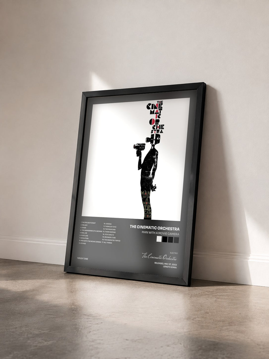 #noir Tableau de l'album Man With A Movie Camera de The Cinematic Orchestra vu de trois quarts, cadre noir