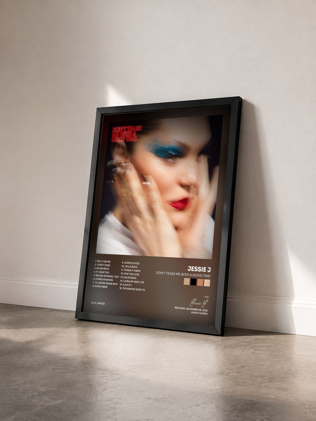 #noir Tableau de l'album Don't Tease Me With A Good Time de Jessie J vu de trois quarts, cadre noir