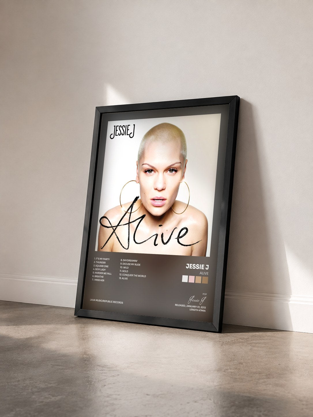 #noir Tableau de l'album Alive de Jessie J vu de trois quarts, cadre noir