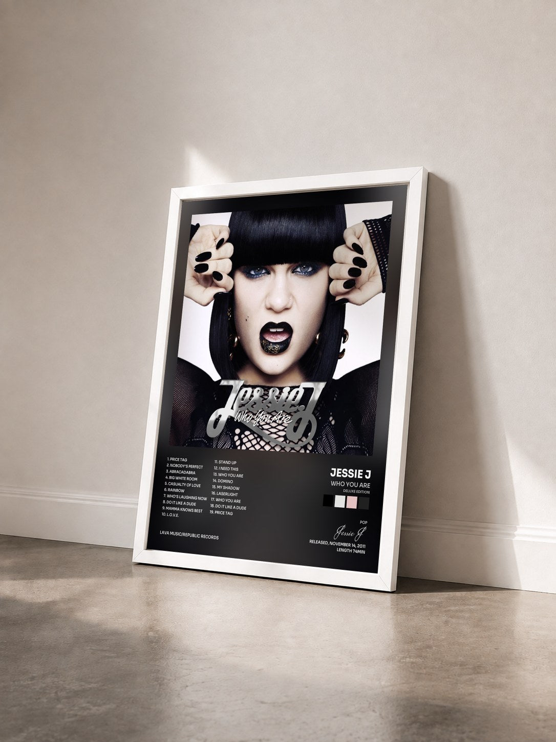 #blanc Tableau de l'album Who You Are (Deluxe Edition) de Jessie J vu de trois quarts, cadre blanc