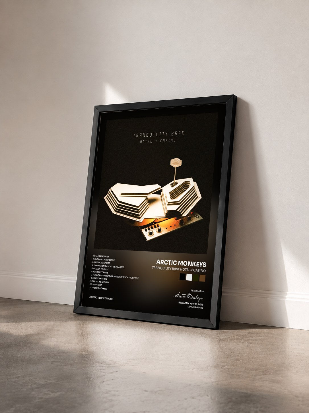#noir Tableau de l'album Tranquility Base Hotel & Casino de Arctic Monkeys vu de trois quarts, cadre noir