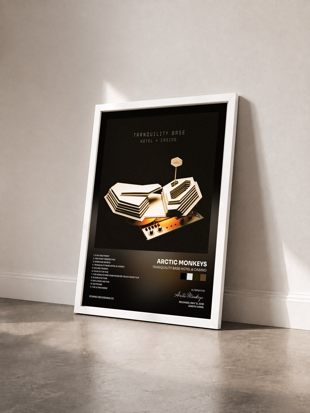 #blanc Tableau de l'album Tranquility Base Hotel & Casino de Arctic Monkeys vu de trois quarts, cadre blanc