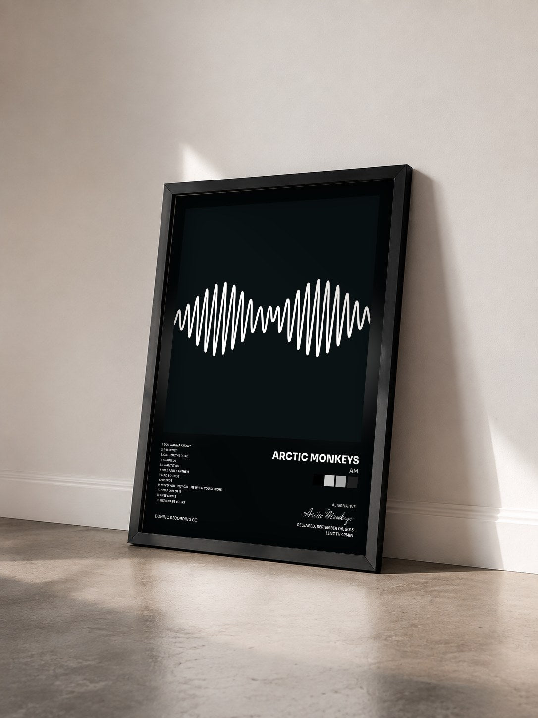 #noir Tableau de l'album AM de Arctic Monkeys vu de trois quarts, cadre noir