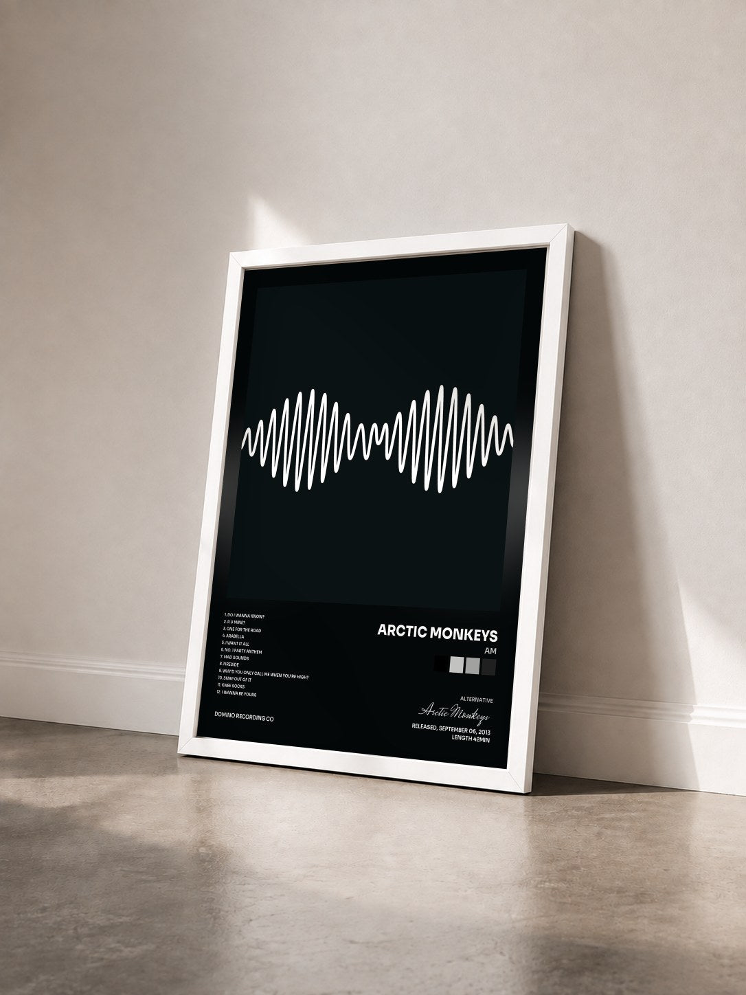 #blanc Tableau de l'album AM de Arctic Monkeys vu de trois quarts, cadre blanc