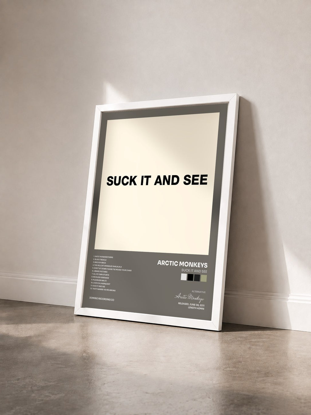 #blanc Suck It and See de Arctic Monkeys en lámina enmarcada vista de tres cuartos, marco blanco