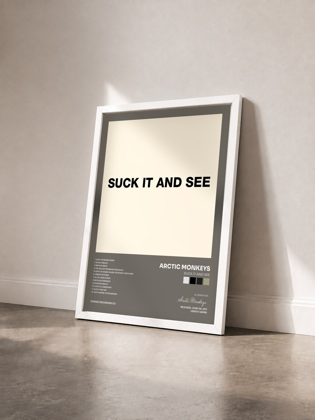 #blanc Tableau de l'album Suck It and See de Arctic Monkeys vu de trois quarts, cadre blanc