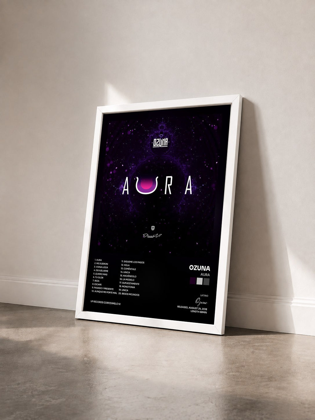 #blanc Tableau de l'album Aura de Ozuna vu de trois quarts, cadre blanc