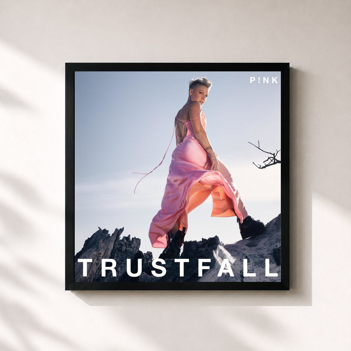#noir TRUSTFALL de P!nk en lámina cuadrada enmarcada, marco negro de 32x32 cm