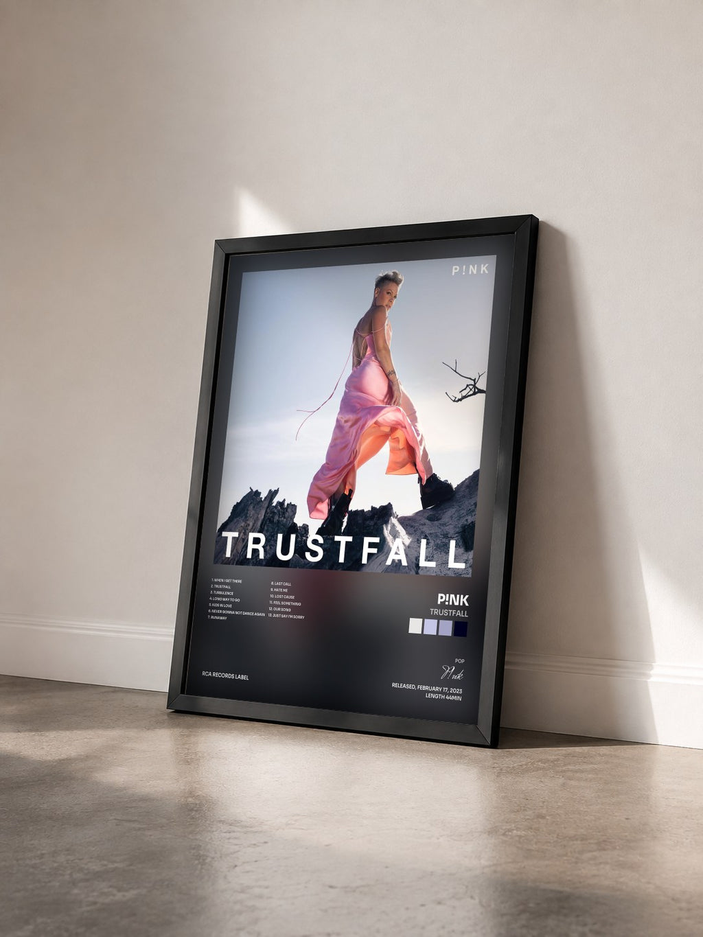 #noir TRUSTFALL de P!nk en lámina enmarcada vista de tres cuartos, marco negro