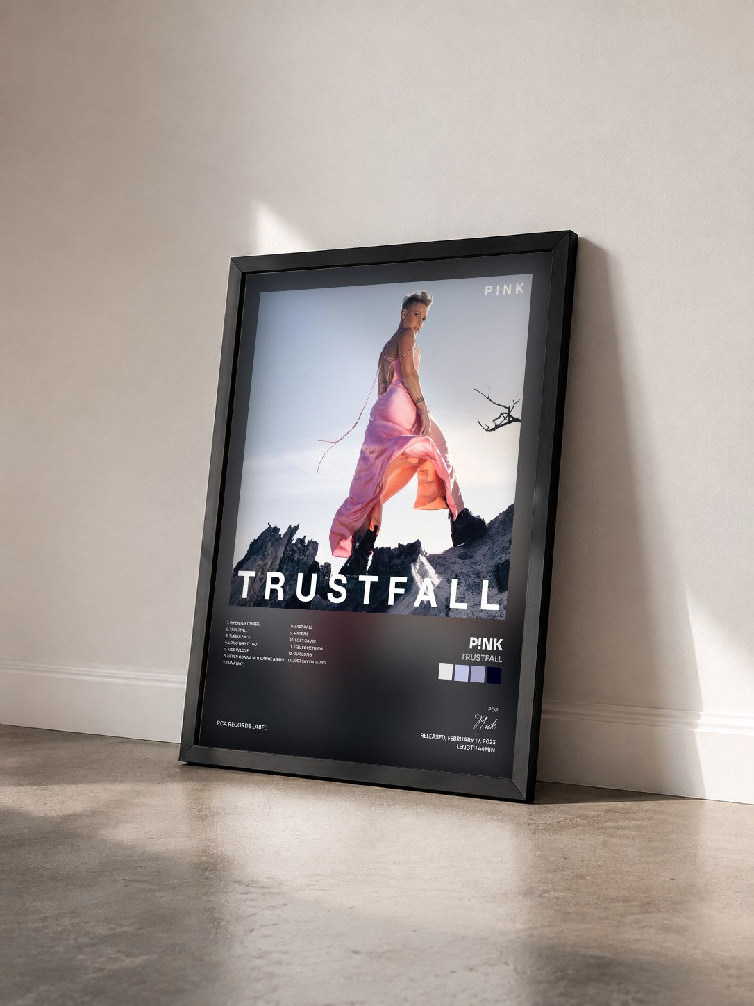 #noir TRUSTFALL de P!nk en lámina enmarcada vista de tres cuartos, marco negro