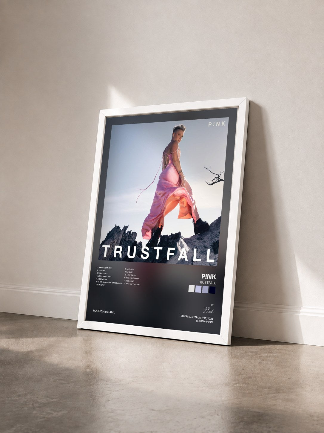#blanc TRUSTFALL de P!nk en lámina enmarcada vista de tres cuartos, marco blanco