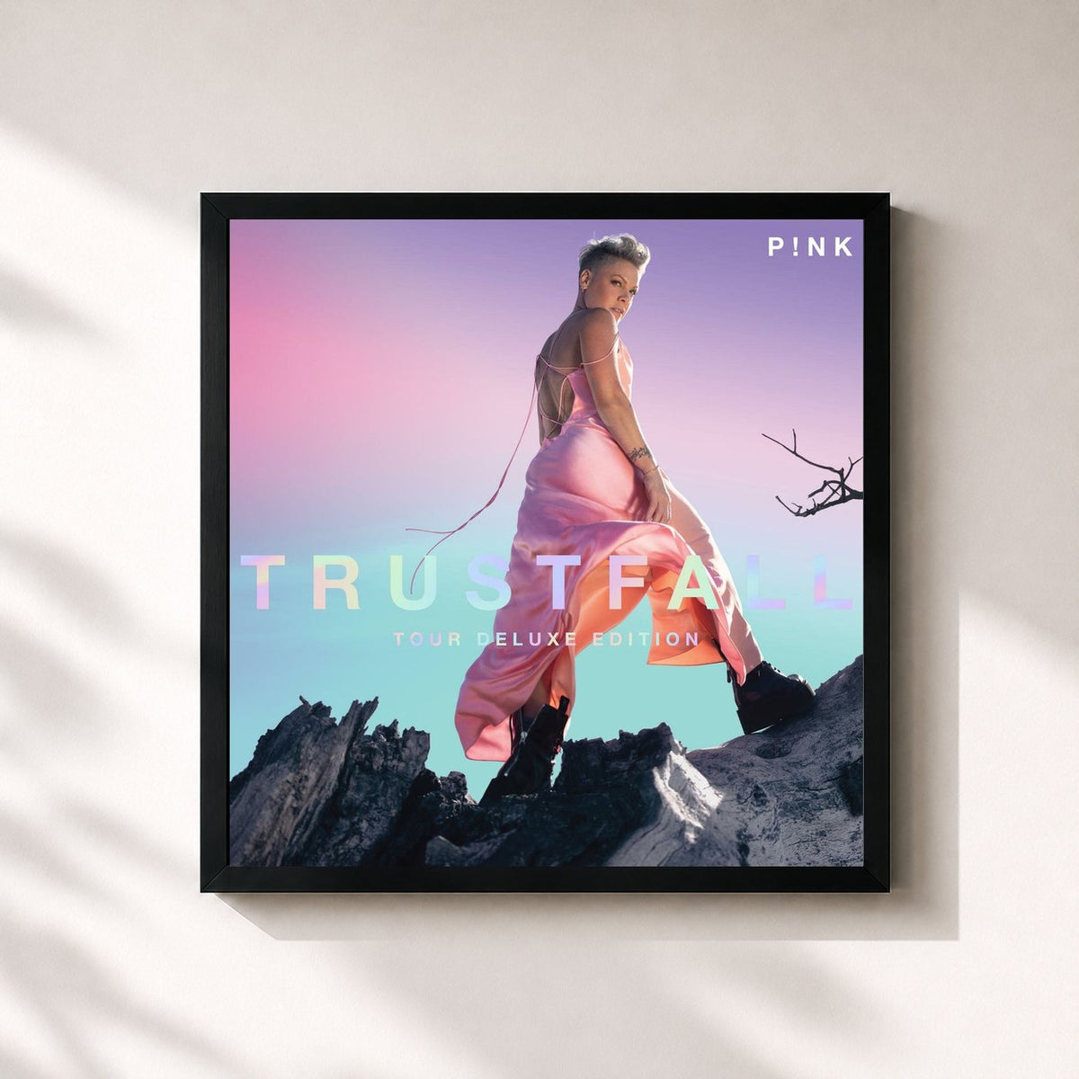 #noir TRUSTFALL (Tour Deluxe Edition) de P!nk en lámina cuadrada enmarcada, marco negro de 32x32 cm