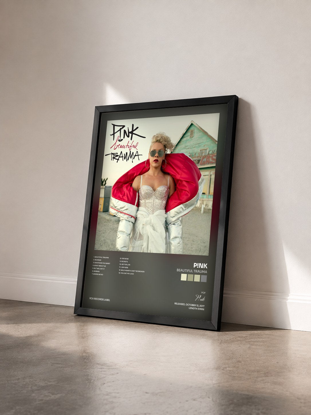 #noir Tableau de l'album Beautiful Trauma de P!nk vu de trois quarts, cadre noir