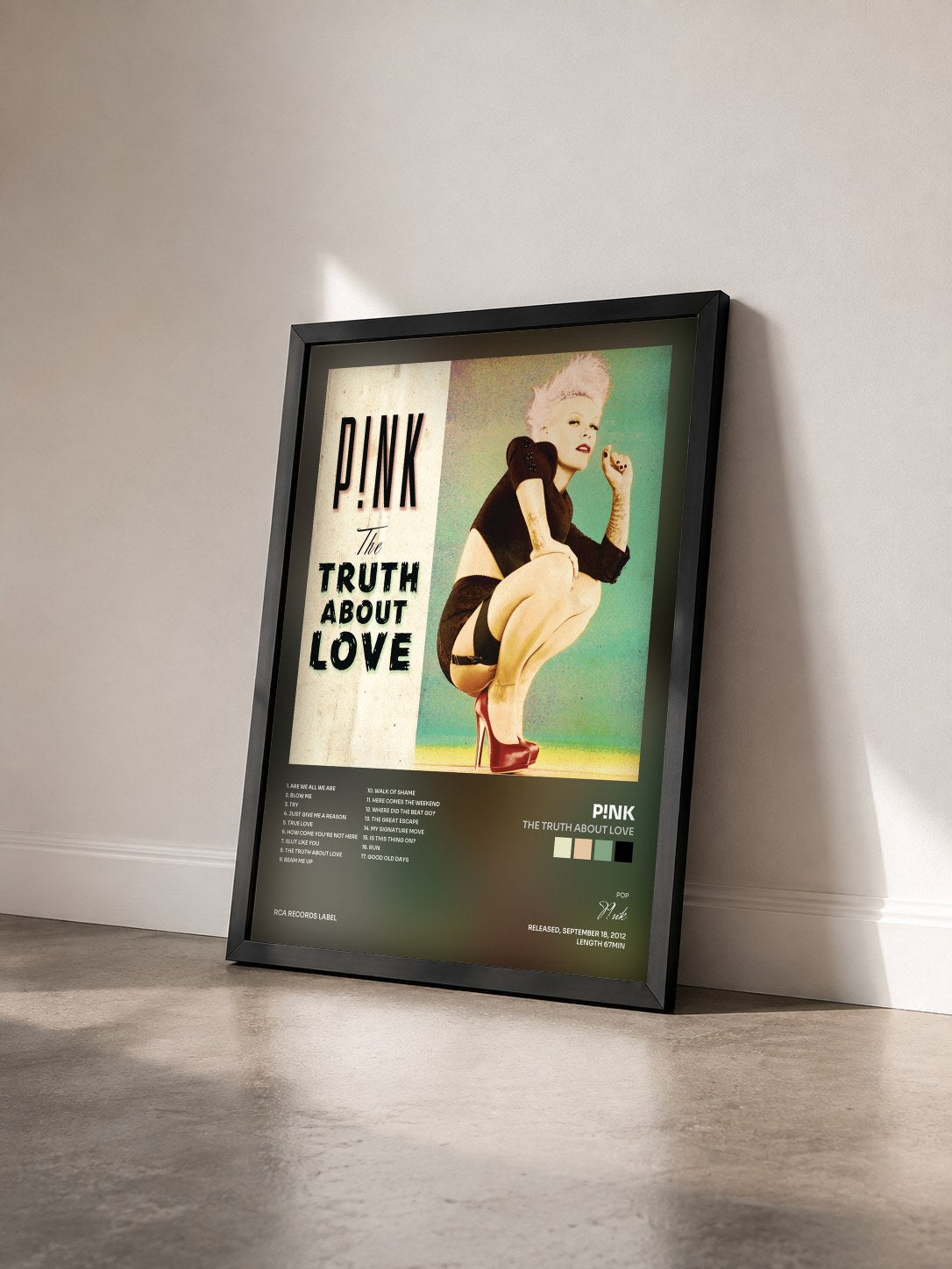 #noir The Truth About Love di P!nk in stampa incorniciata vista di tre quarti, cornice nera