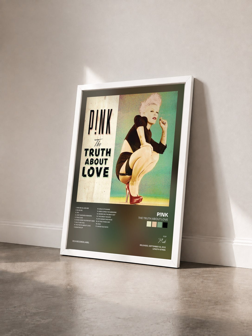 #blanc Tableau de l'album The Truth About Love de P!nk vu de trois quarts, cadre blanc