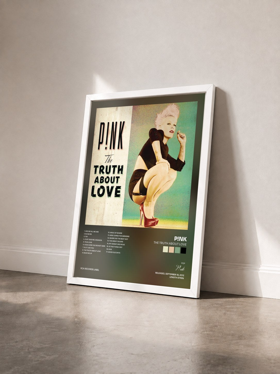 #blanc The Truth About Love di P!nk in stampa incorniciata vista di tre quarti, cornice bianca