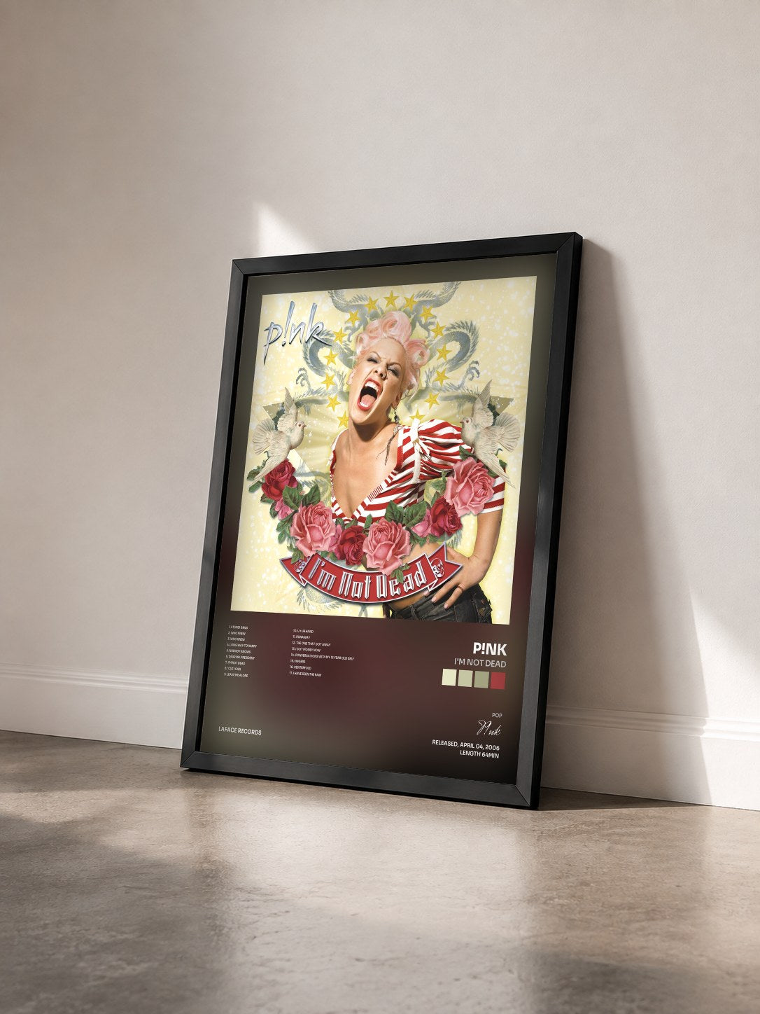 #noir I'm Not Dead de P!nk en lámina enmarcada vista de tres cuartos, marco negro