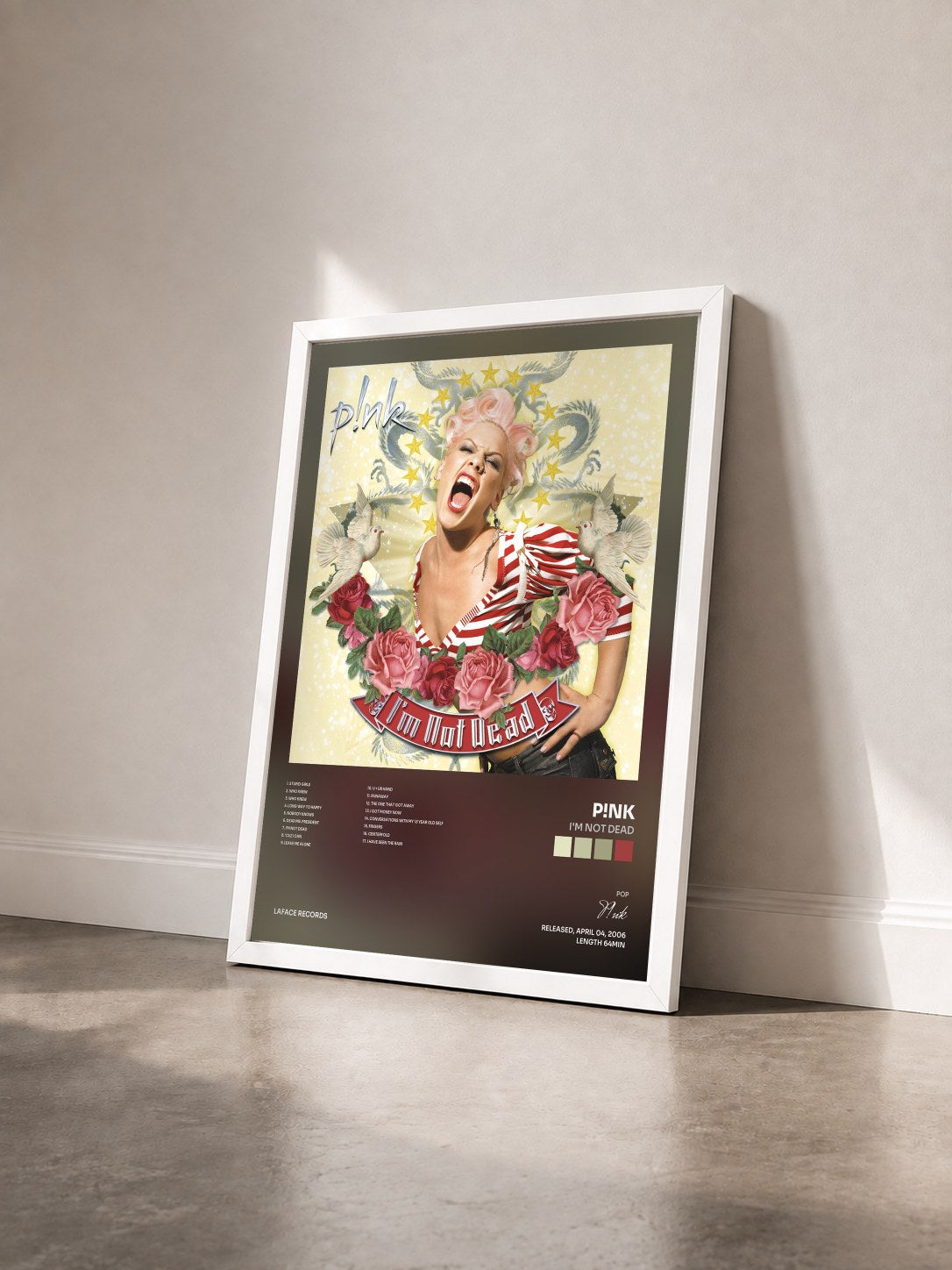 #blanc I'm Not Dead de P!nk en lámina enmarcada vista de tres cuartos, marco blanco