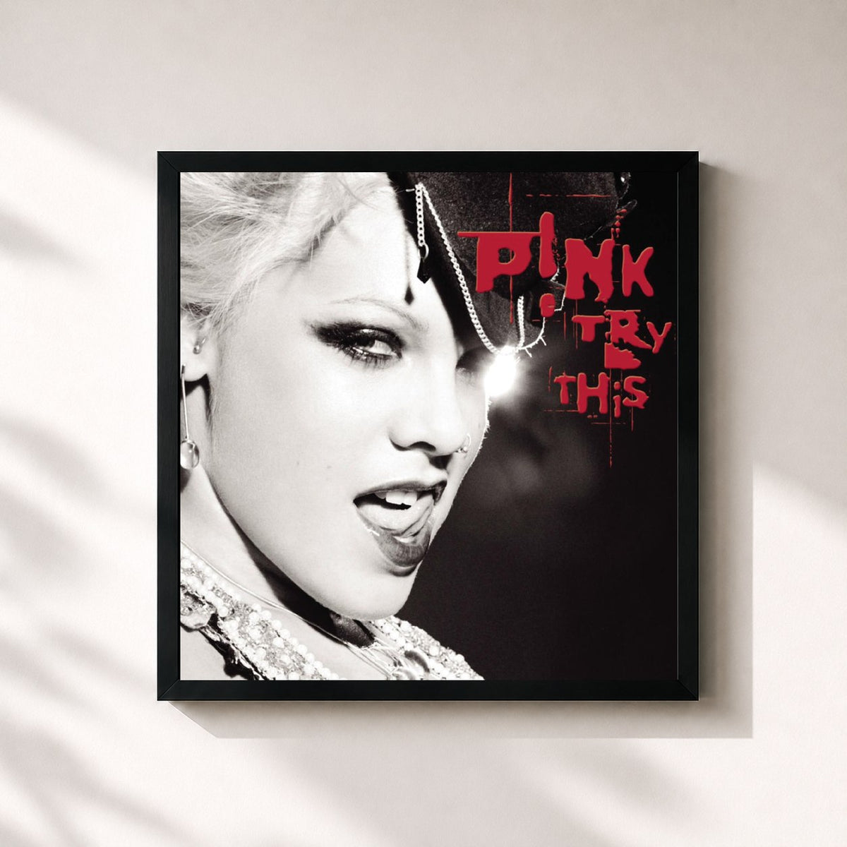 #noir Try This de P!nk en lámina cuadrada enmarcada, marco negro de 32x32 cm