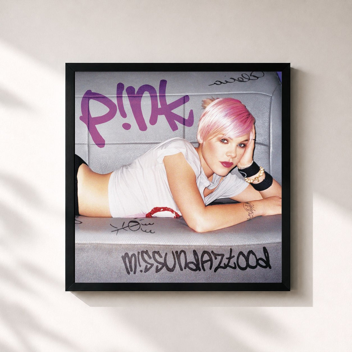 #noir M!ssundaztood de P!nk en lámina cuadrada enmarcada, marco negro de 32x32 cm