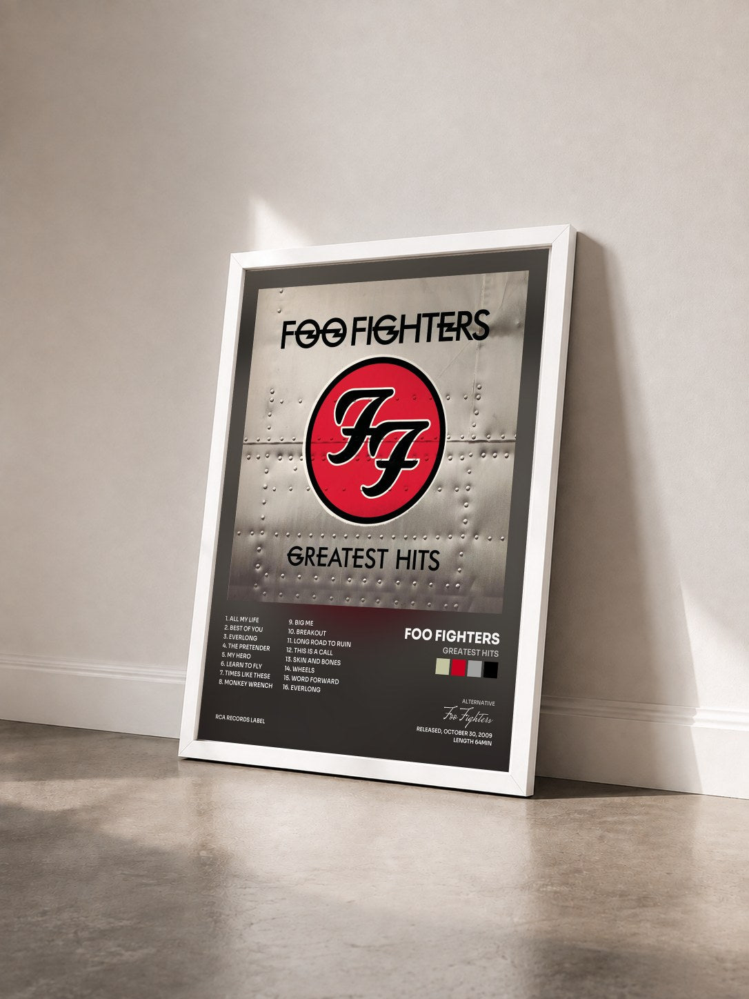 #blanc Greatest Hits di Foo Fighters in stampa incorniciata vista di tre quarti, cornice bianca