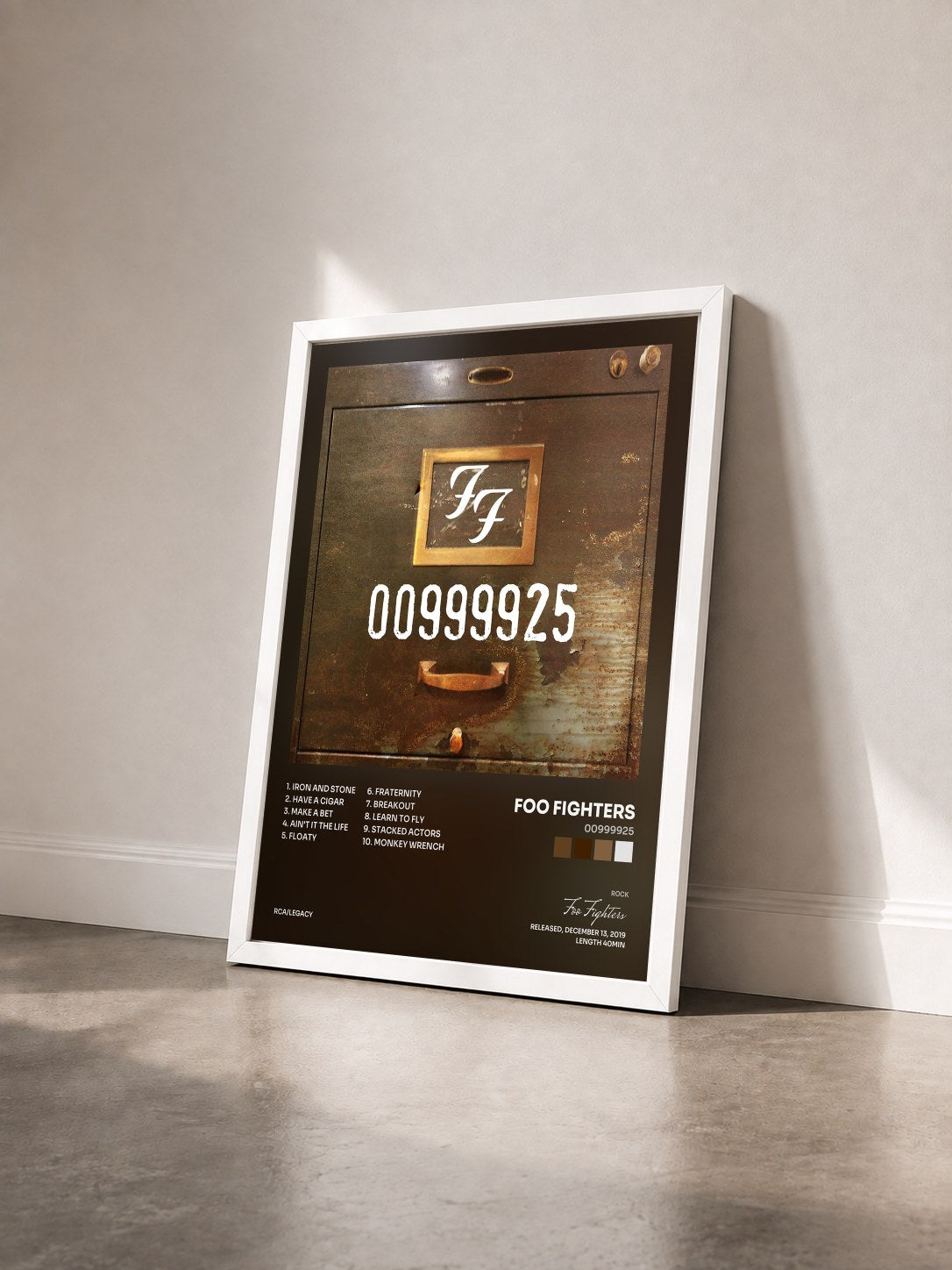 #blanc Tableau de l'album 00999925 de Foo Fighters vu de trois quarts, cadre blanc