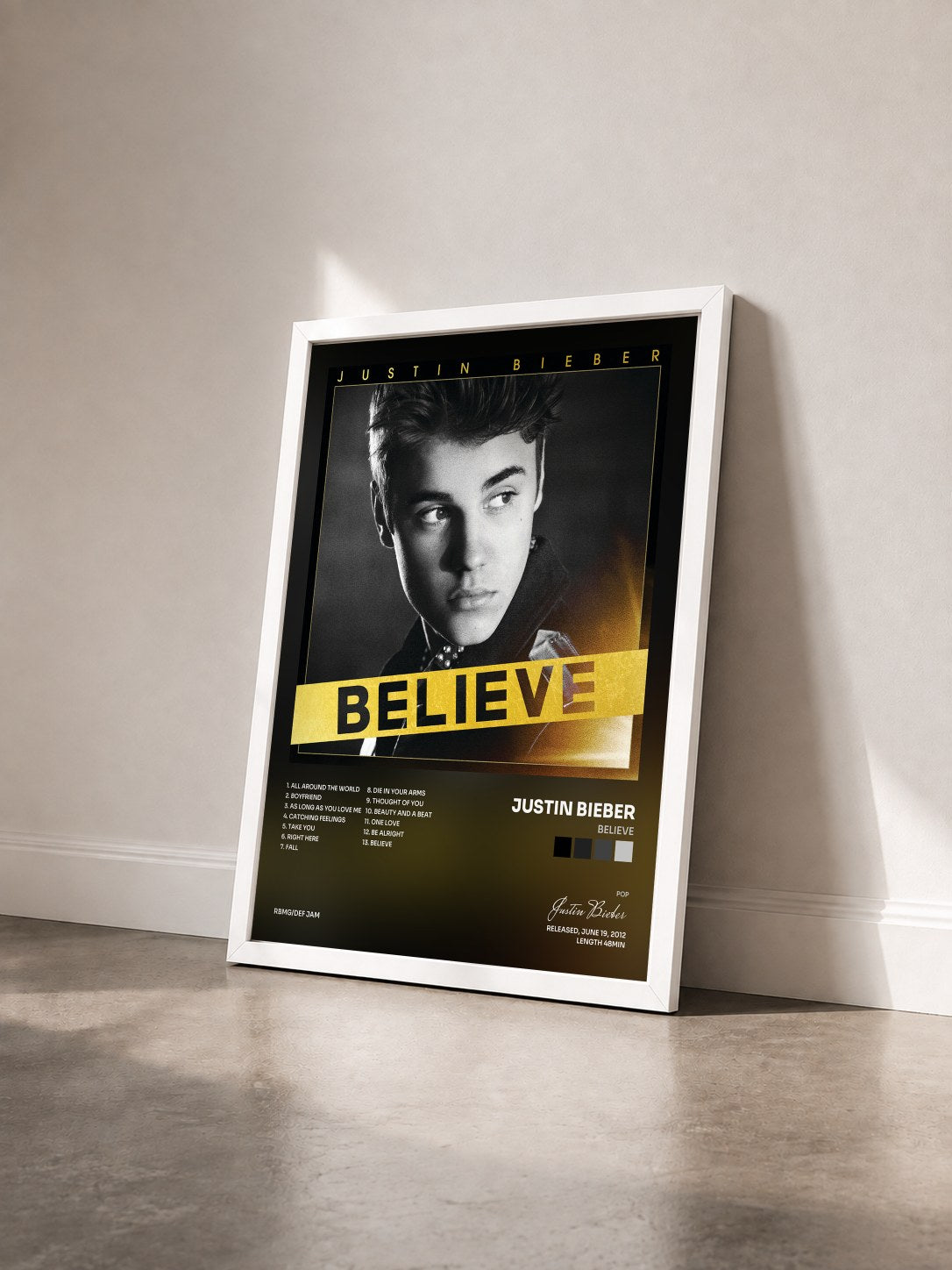 #blanc Believe di Justin Bieber in stampa incorniciata vista di tre quarti, cornice bianca