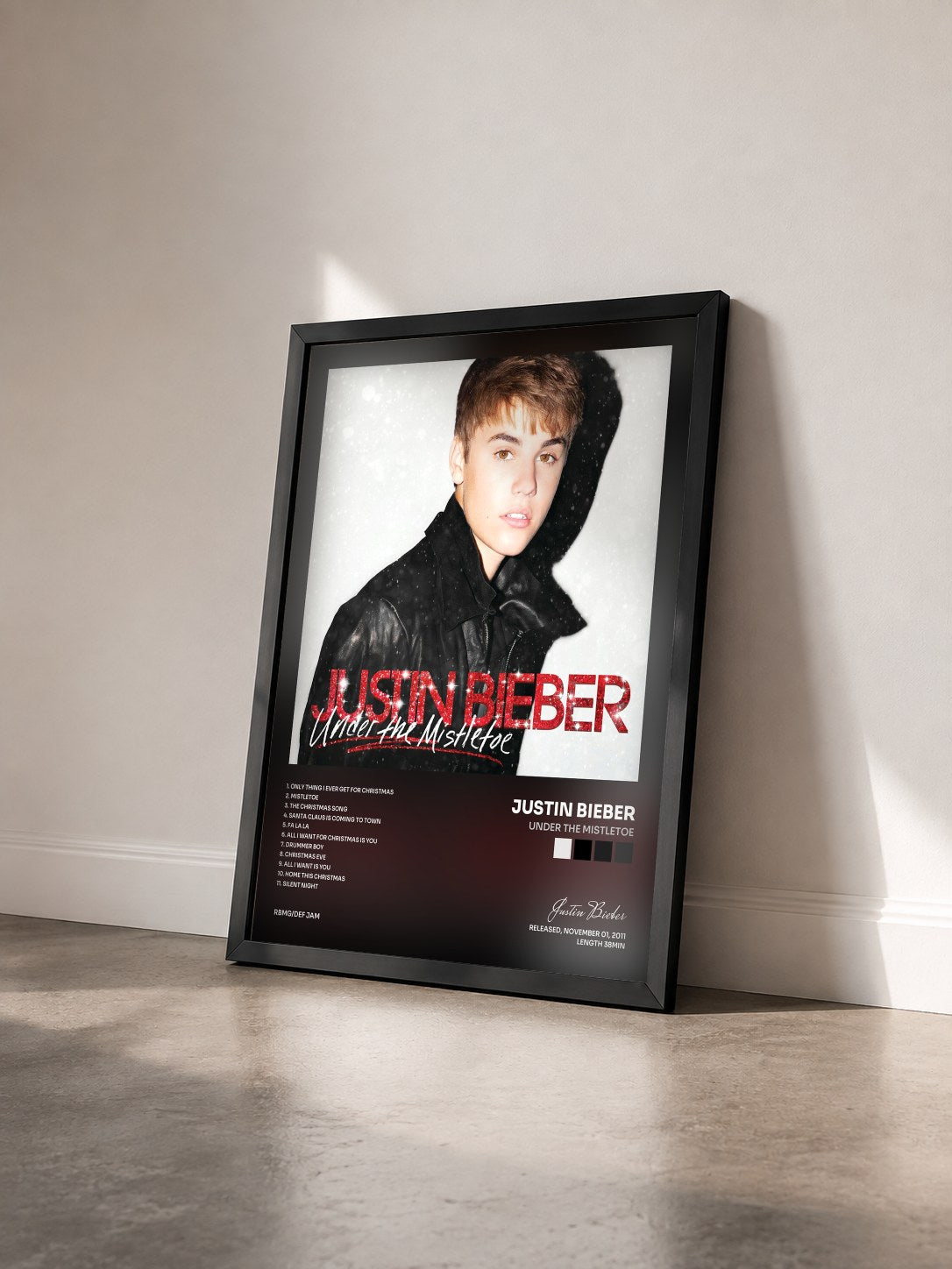 #noir Tableau de l'album Under The Mistletoe de Justin Bieber vu de trois quarts, cadre noir