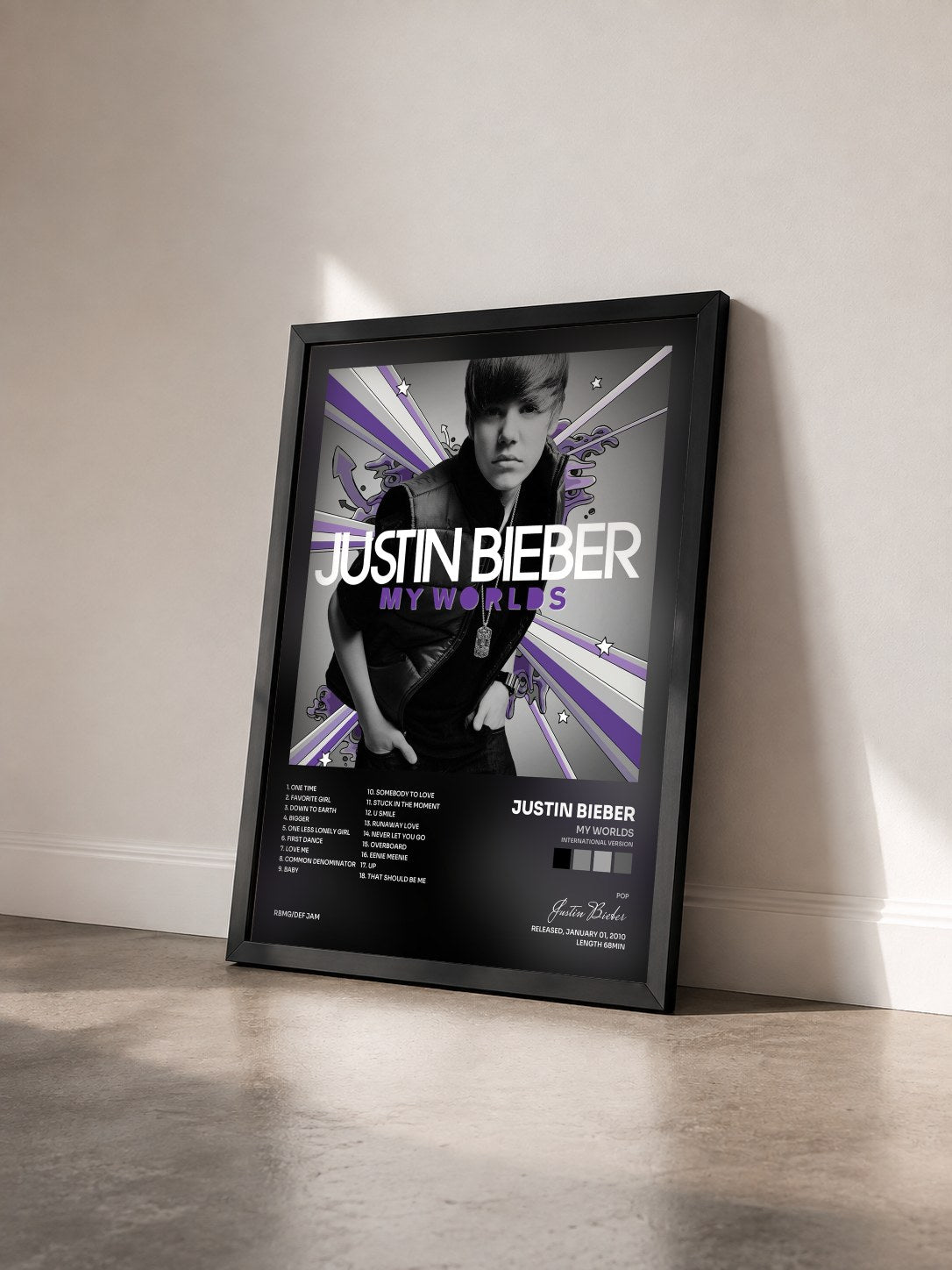 #noir Tableau de l'album My Worlds (International Version) de Justin Bieber vu de trois quarts, cadre noir