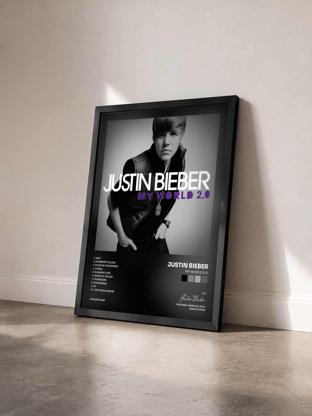 #noir Tableau de l'album My World 2.0 de Justin Bieber vu de trois quarts, cadre noir