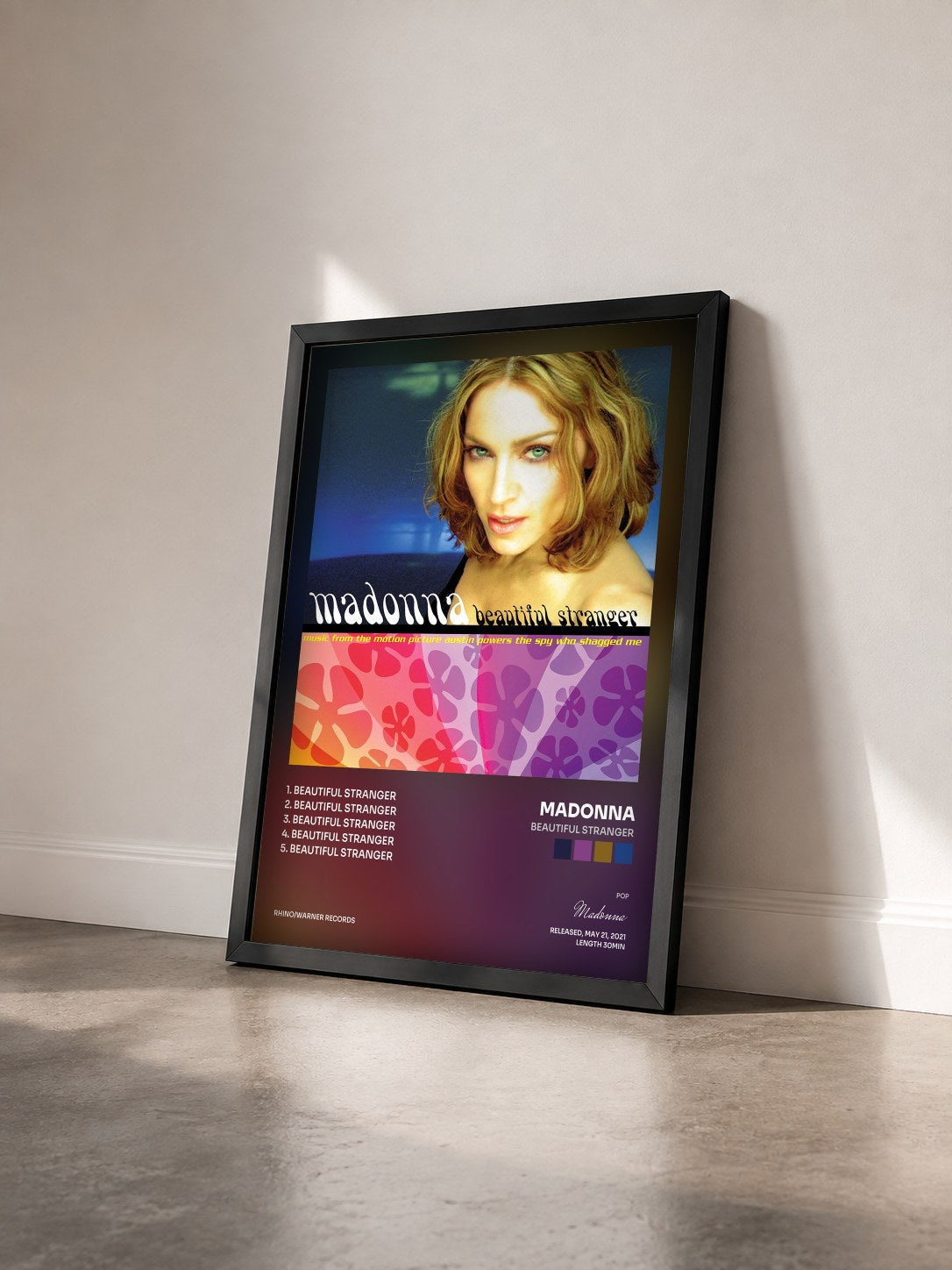 #noir Tableau de l'album Beautiful Stranger de Madonna vu de trois quarts, cadre noir
