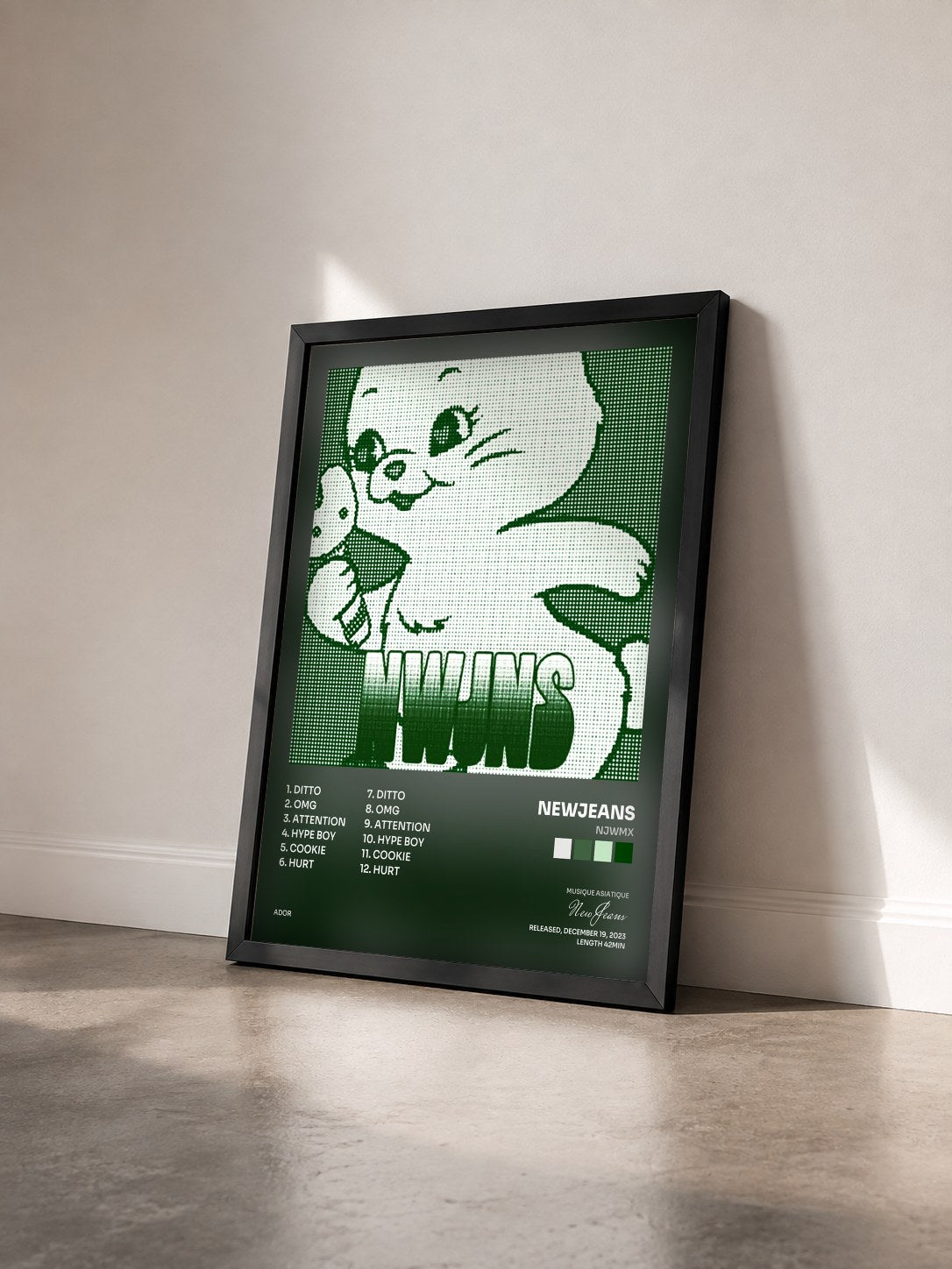 #noir Tableau de l'album NJWMX de NewJeans vu de trois quarts, cadre noir
