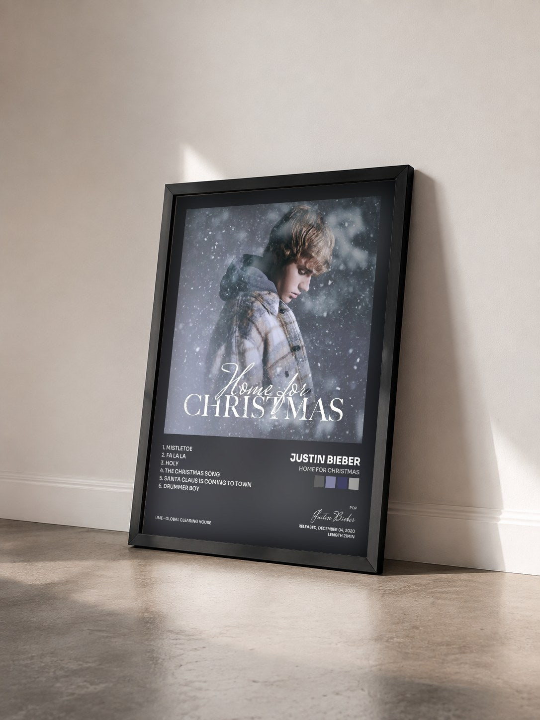 #noir Tableau de l'album Home for Christmas de Justin Bieber vu de trois quarts, cadre noir